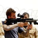 Beckham apunta con una metralleta en Afganistán