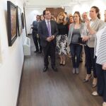 La consejera de Cultura y Turismo, María Josefa García Cirac, y el delegado territorial de la ONCE en Castilla y León, Ismael Pérez, inauguran la exposición “Con otra mirada”, en la que cuatro artistas ciegos o con graves problemas de visión presentan la evolución de su obra.