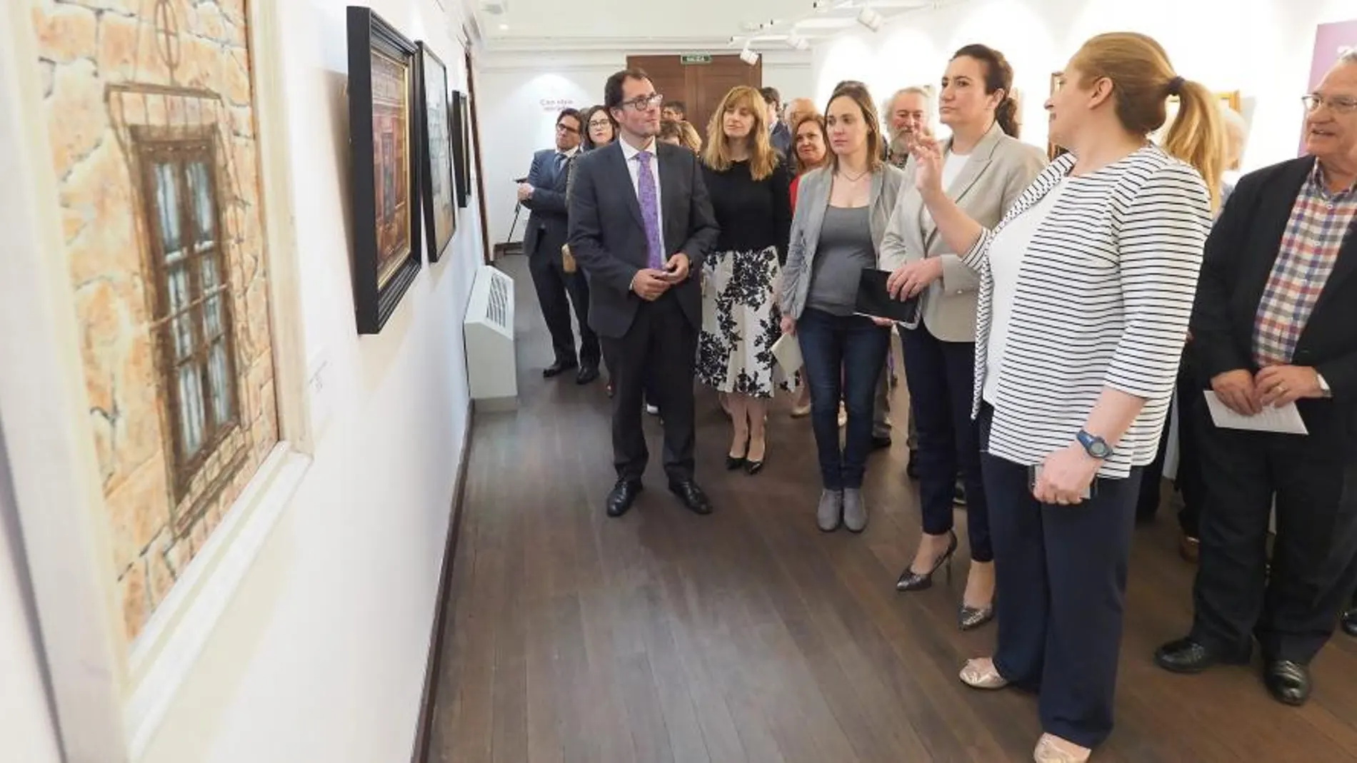 La consejera de Cultura y Turismo, María Josefa García Cirac, y el delegado territorial de la ONCE en Castilla y León, Ismael Pérez, inauguran la exposición “Con otra mirada”, en la que cuatro artistas ciegos o con graves problemas de visión presentan la evolución de su obra.