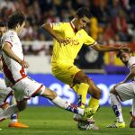 Omar Mascarell (c), controla la pelota ante los jugadores del Rayo Vallecano, Embarba (d), Jozabed (i) y Raúl Baena