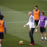 El entrenador del Real Madrid, Zinedine Zidane, da instrucciones a los jugadores durante el entrenamiento que han realizado hoy en Valdebebas