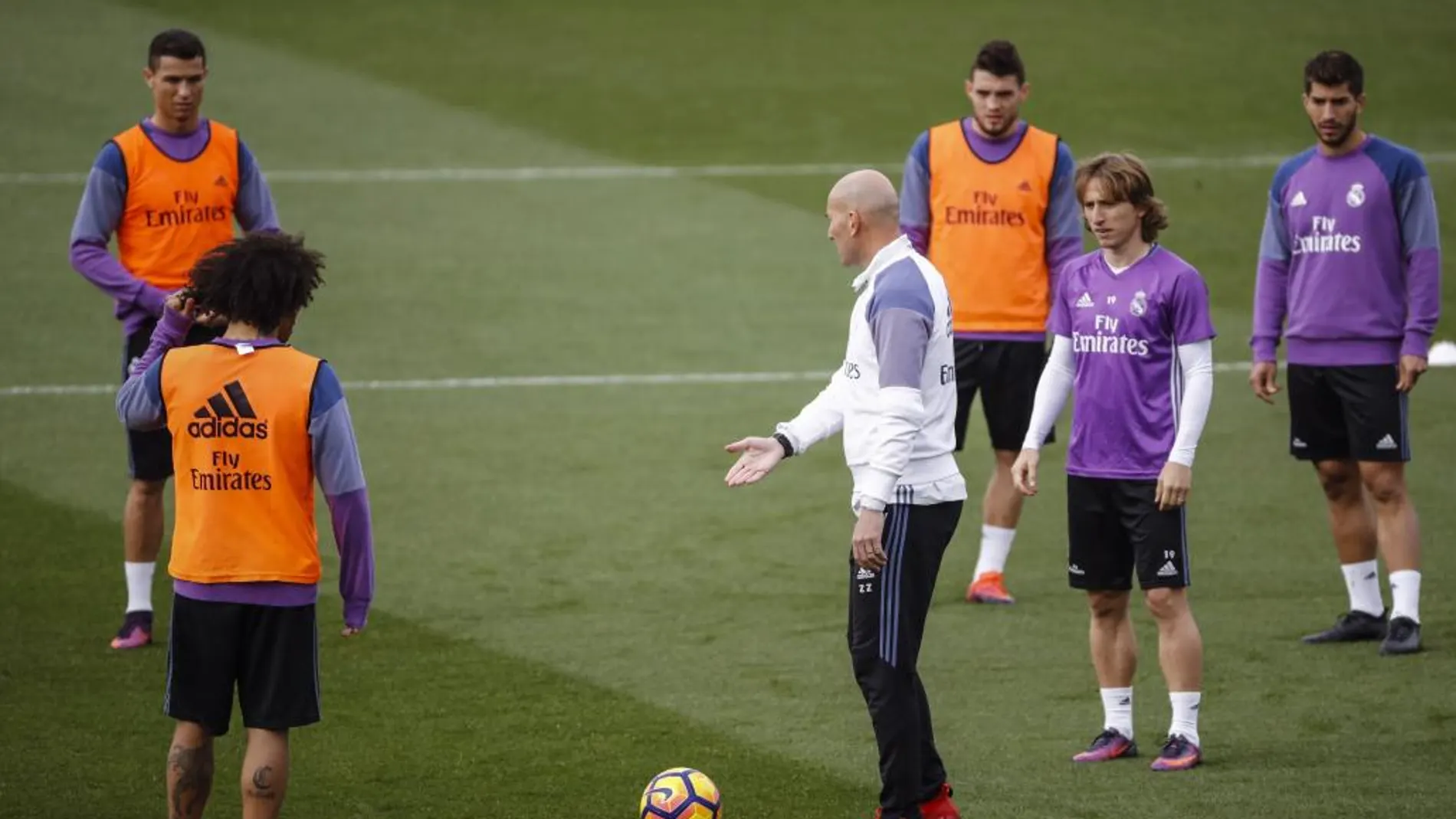 El entrenador del Real Madrid, Zinedine Zidane, da instrucciones a los jugadores durante el entrenamiento que han realizado hoy en Valdebebas