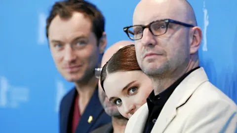Soderbergh, en primer plano, junto al reparto de la película