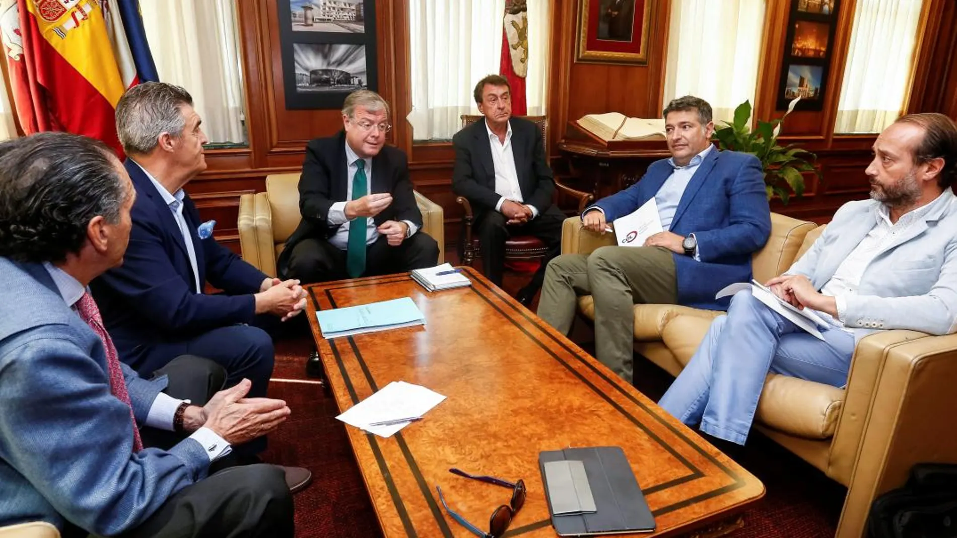 Reunión del alcalde Silván con las organizaciones empresariales