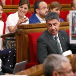 Albiol mostró ayer en el Parlament un cartel de Endavant (una organización integrada en la CUP) en el que se acusa a los Mossos d’Esquadra de «Pistoleros». «Fuera de Gràcia», se puede leer también