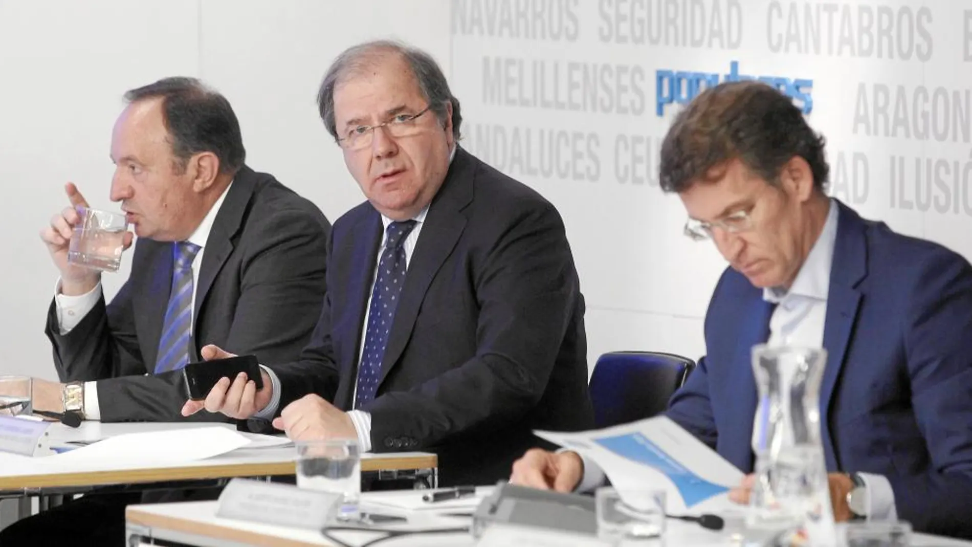 El presidente Juan Vicente Herrera, en el Comité Ejecutivo del Partido Popular, celebrado en Madrid, entre Pedro Sanz y Alberto Núñez Feijoo