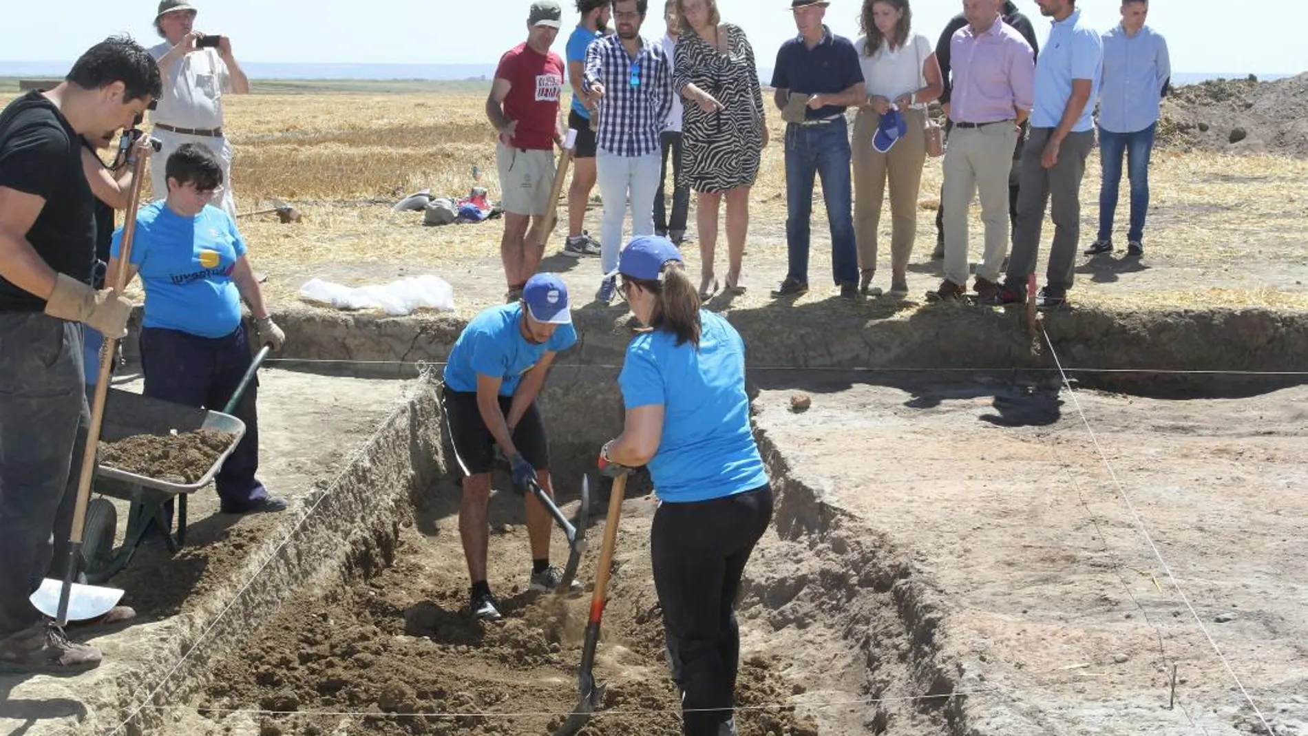 El director general del Instituto de la Juventud, Eduardo Carazo; acompañado de la presidenta de la Diputación, Ángeles Armisén (C), visita a los jóvenes que participan en el Campo de Voluntariado “Excavando la ciudad en busca de Intercatia”