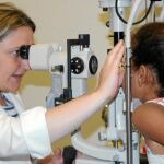 La doctora Dualde recuerda la importancia de las revisiones oculares al menos a los tres y cinco años de edad