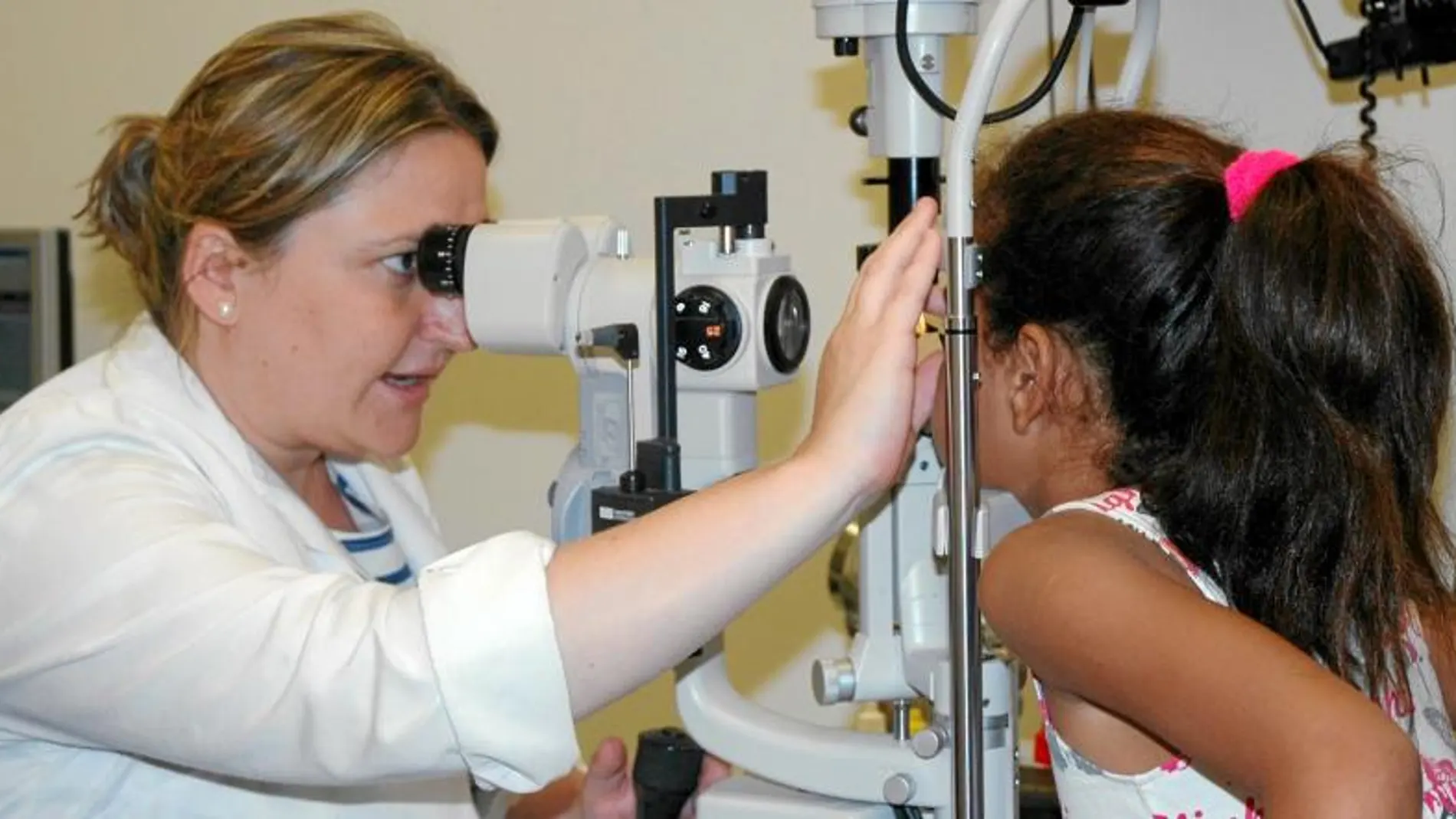 La doctora Dualde recuerda la importancia de las revisiones oculares al menos a los tres y cinco años de edad