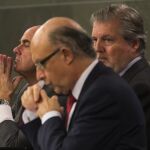 El Ministro de Hacienda, Cristobal Montoro junto a Luis de Guindos y Iñigo Mendez de Vigo