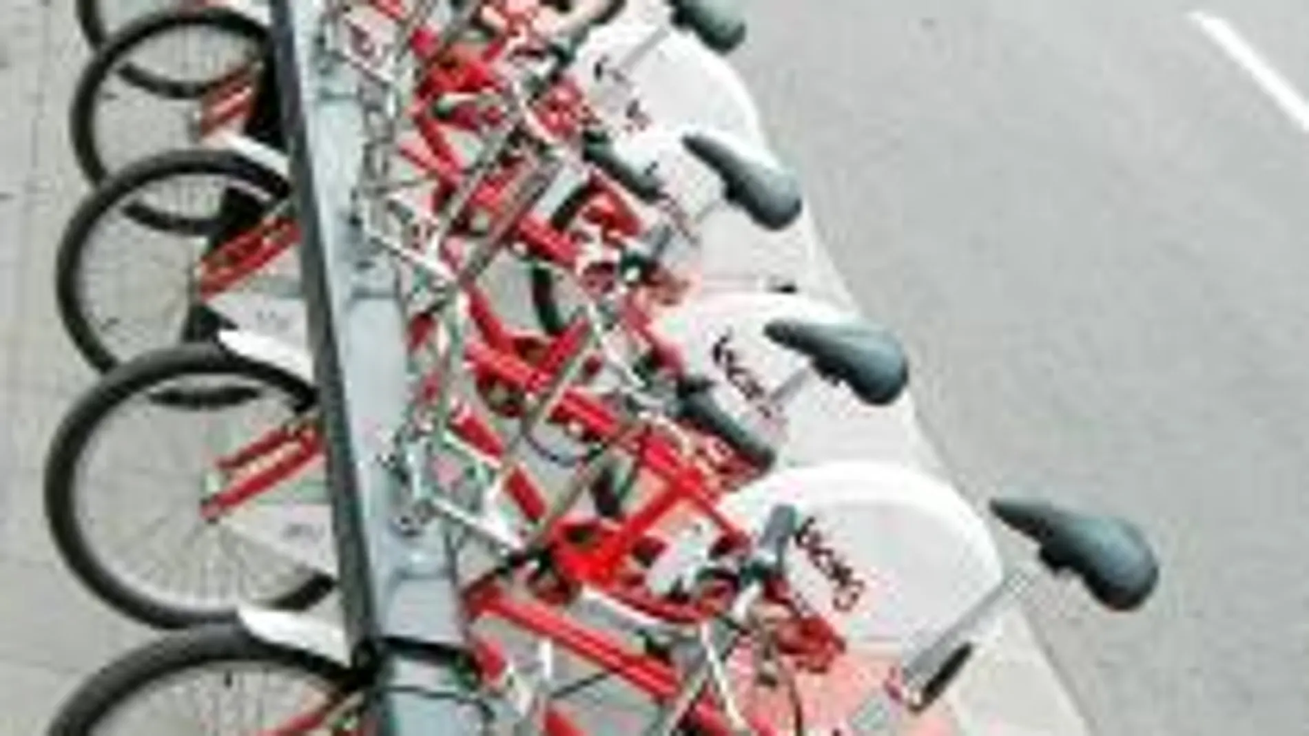 Durante varias horas, las bicis se aglutinaron en las estaciones ante la imposibilidad de los usuarios de utilizarlas