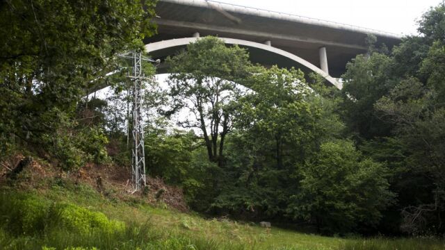 La Guardia Civil investiga el fallecimiento de la joven holandesa de 17 años que murió cuando se disponía a hacer puenting en el viaducto de Cedeja (en la imagen).