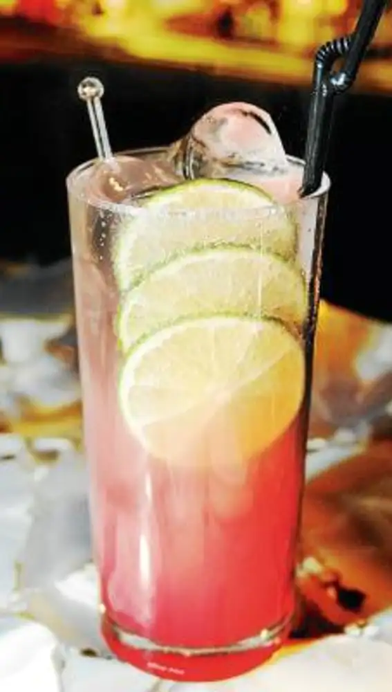 Los cócteles sueles crearse combinando refrescos y bebidas alcohólicas, aunque existen alternativas sin alcohol.