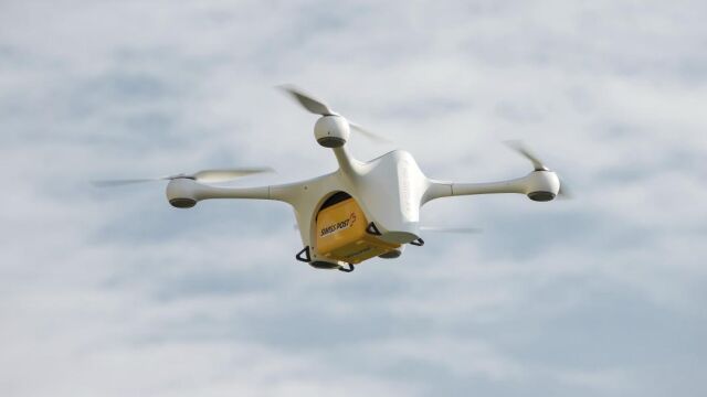 Un dron de reparto de correo sobrevuela el cielo de Suiza