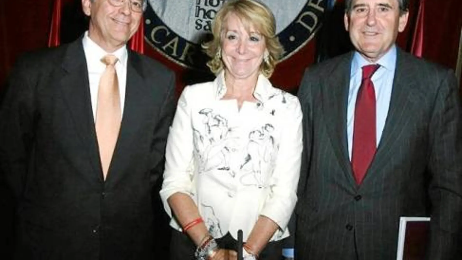 Daniel Peña, rector de la Carlos III, la presidenta madrileña, Esperanza Aguirre, y Matías Rodríguez, vicepresidente tercero del Santander