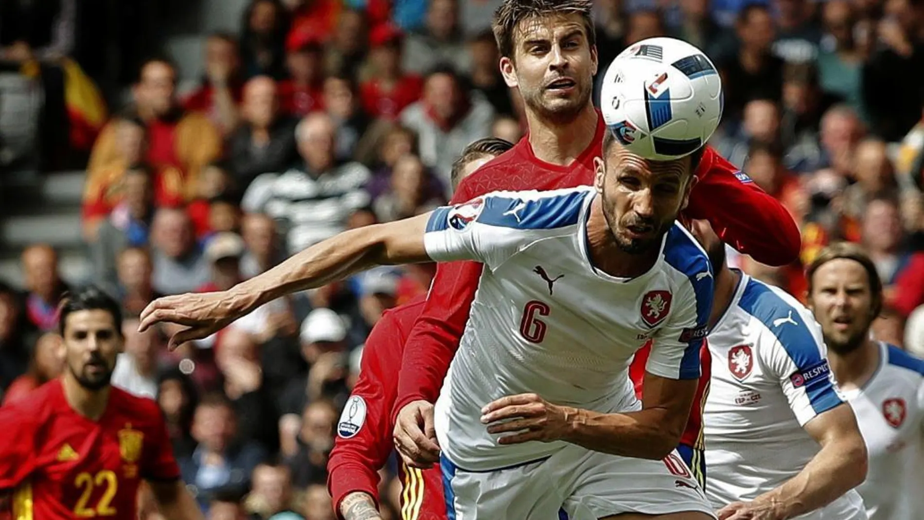 El defensa de la selección española Gerard Piqué lucha por un balón con el defensa de la República Checa Tomas Sivok