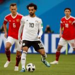 El delantero egipcio Mohamed Salah y el delantero ruso Cheryshev durante el partido Rusia-Egipto / Foto: Efe