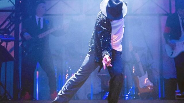 El bailarín Álex Blanco se convierte en el doble de Michael Jackson capturando todos sus típicos movimientos que convirtieron sus coreografías en legendarias y auténticas joyas de la cultura pop de finales del siglo XX. Archivo