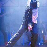 El bailarín Álex Blanco se convierte en el doble de Michael Jackson capturando todos sus típicos movimientos que convirtieron sus coreografías en legendarias y auténticas joyas de la cultura pop de finales del siglo XX. Archivo