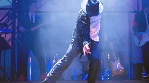 El bailarín Álex Blanco se convierte en el doble de Michael Jackson capturando todos sus típicos movimientos que convirtieron sus coreografías en legendarias y auténticas joyas de la cultura pop de finales del siglo XX. Archivo