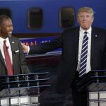 Los aspirantes para la nominación republicana Donald Trump (d) y Ben Carson (i).