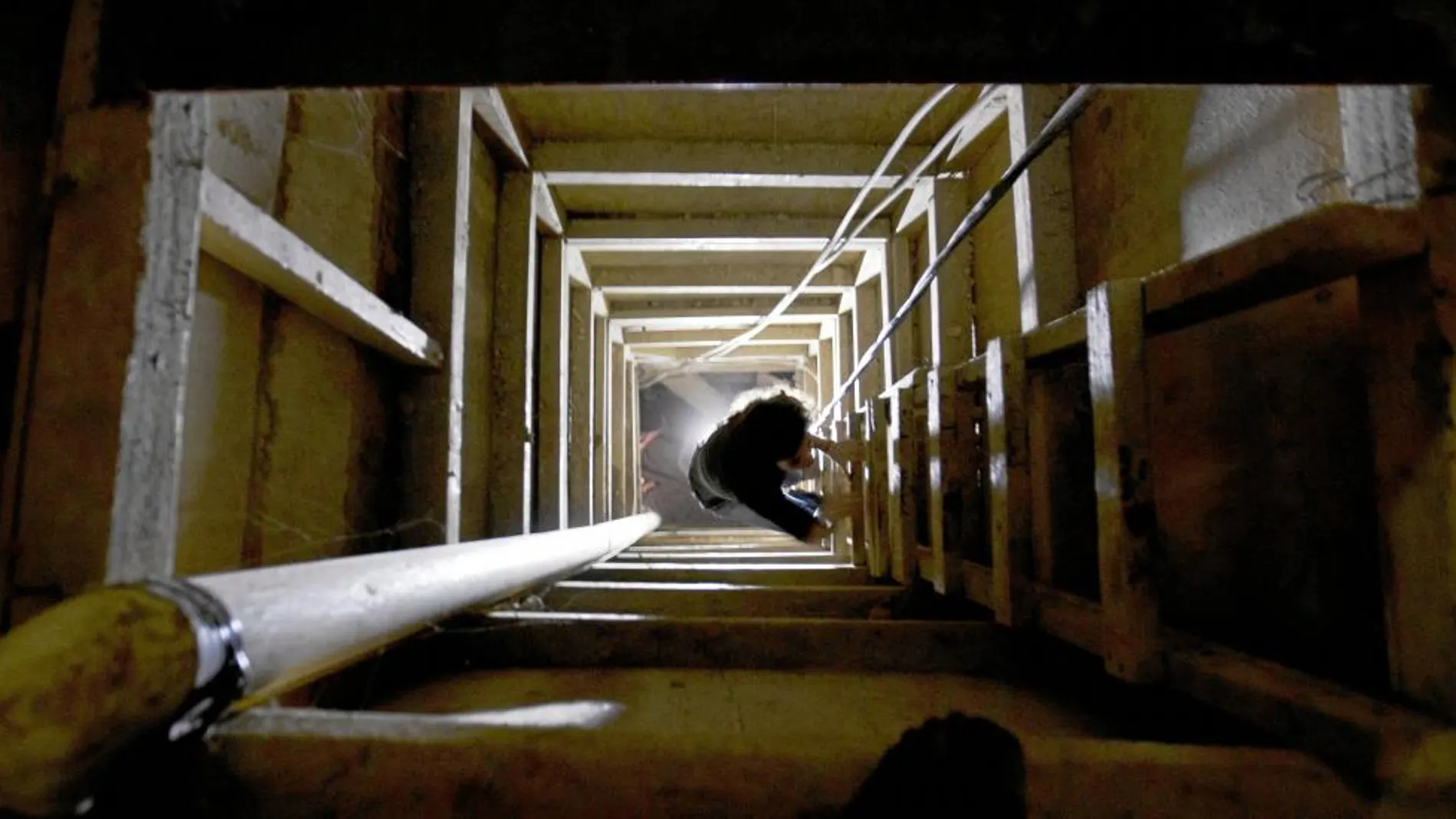 Un periodista sube por una escalera por el túnel usado por el narcotraficante en su fuga