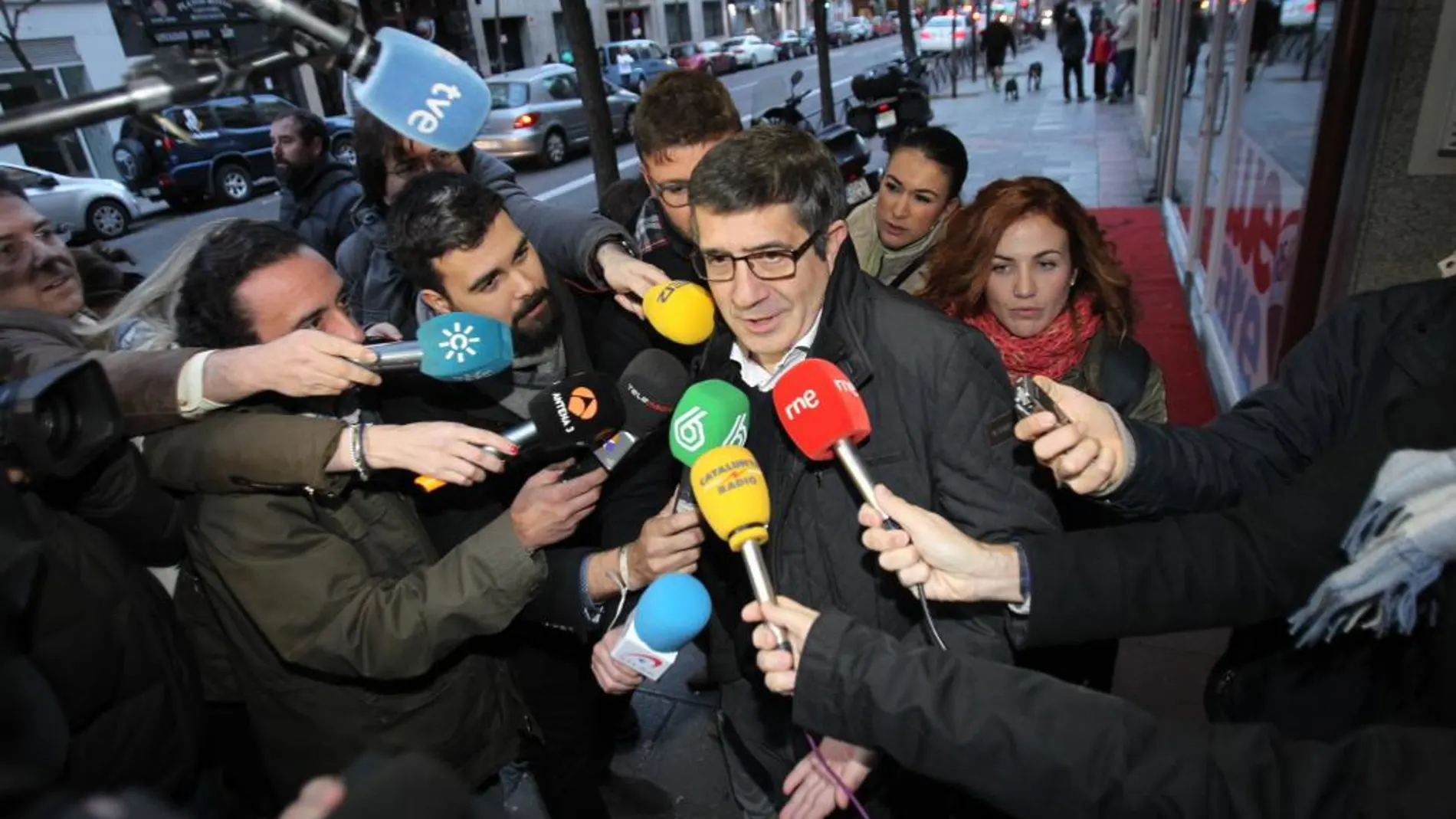 Patxi López habla con los periodistas antes de entrar a la reunión con Pedro Sánchez en Ferraz.