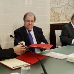 El presidente Herrera firma las nuevas medidas dentro del Diálogo Social con Vicente Andrés (CCOO), Francisco Temprano (UGT) y el presidente de Cecale, Santiago Aparicio