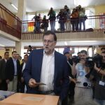 El presidente del Gobierno en funciones y candidato del Partido Popular para la reelección, Mariano Rajoy, deposita su voto.