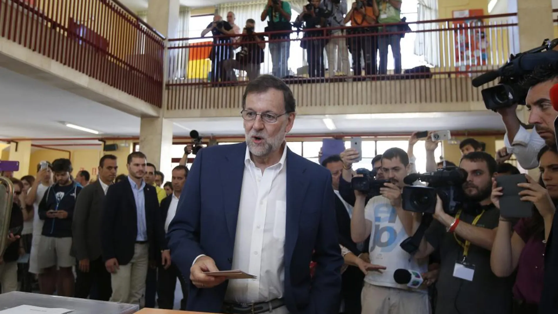 El presidente del Gobierno en funciones y candidato del Partido Popular para la reelección, Mariano Rajoy, deposita su voto.