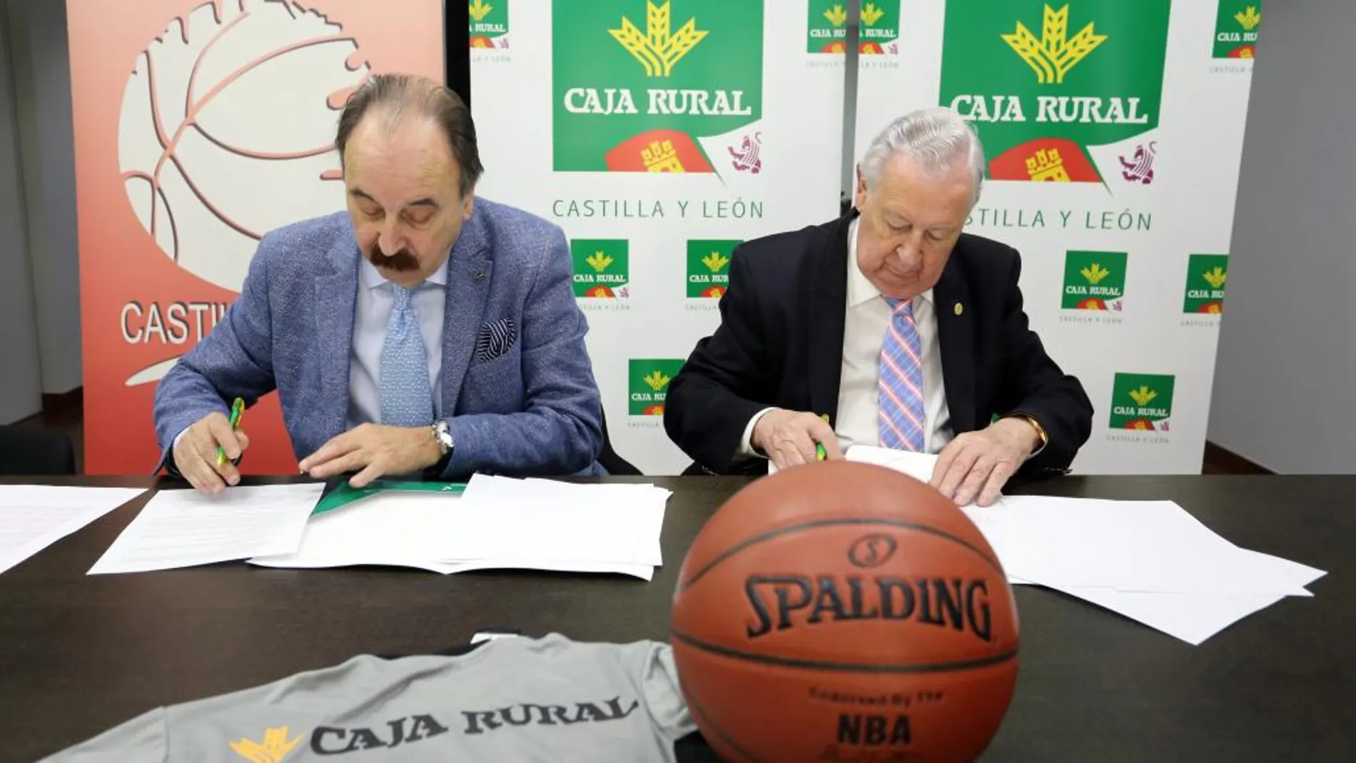 Carlos Sainz y Pedro García firman el acuerdo de colaboración