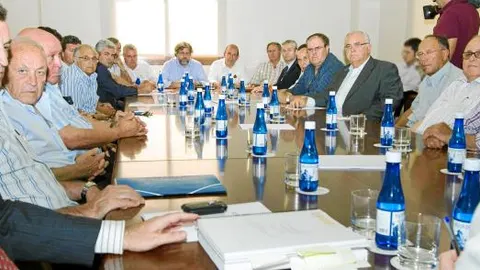 Los regantes reunidos ayer en la Conselleria de Medio Ambiente con Cotino