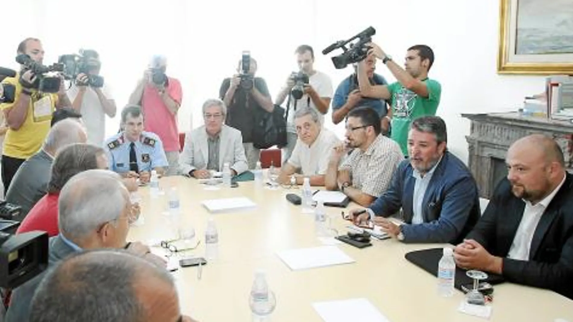 Tras la reunión, los alcaldes se comprometieron a perseguir el top manta a partir del 1 de septiembre