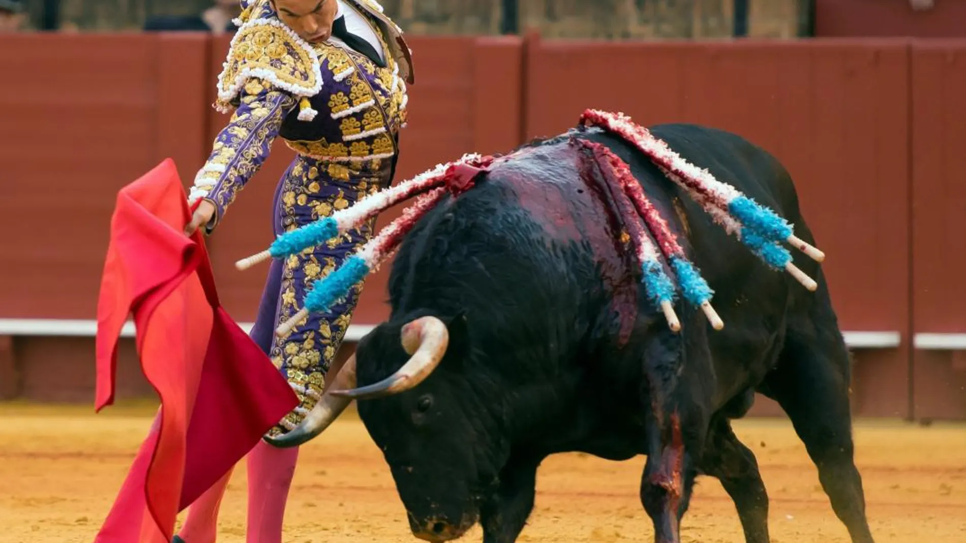 El diestro José María Manzanares, da un pase a su segundo toro de la tarde