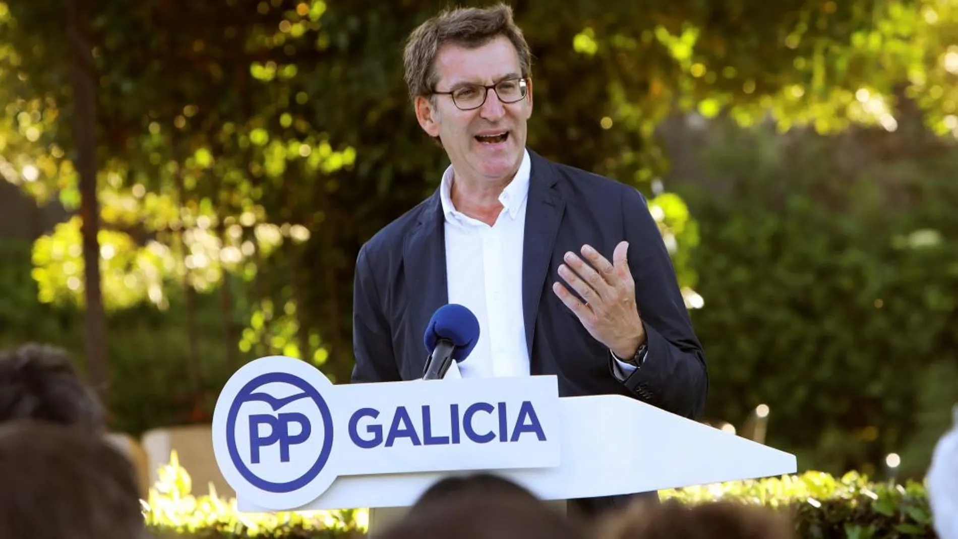 Alberto Núñez-Feijóo durante su comparecencia para anunciar que no participará en la carrera para relevar a Rajoy. EFE/ Xoán Rey.