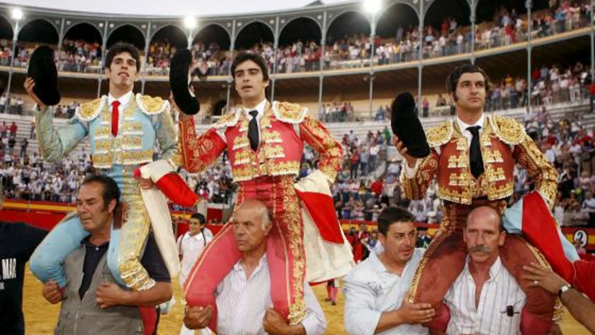 Morante de la Puebla, Perera y Talavante salen a hombros en Granada