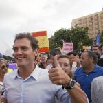 En la fotografía aparece en la Diada del año pasado en Barcelona, donde los independentistas tienen especialmente estigmatizado este símbolo de la unidad de España