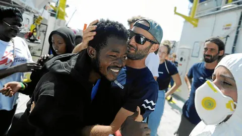 El Aquarius, ayer, a su llegada al puerto de La Valeta en Malta, en el que había 141 migrantes a bordo / Reuters