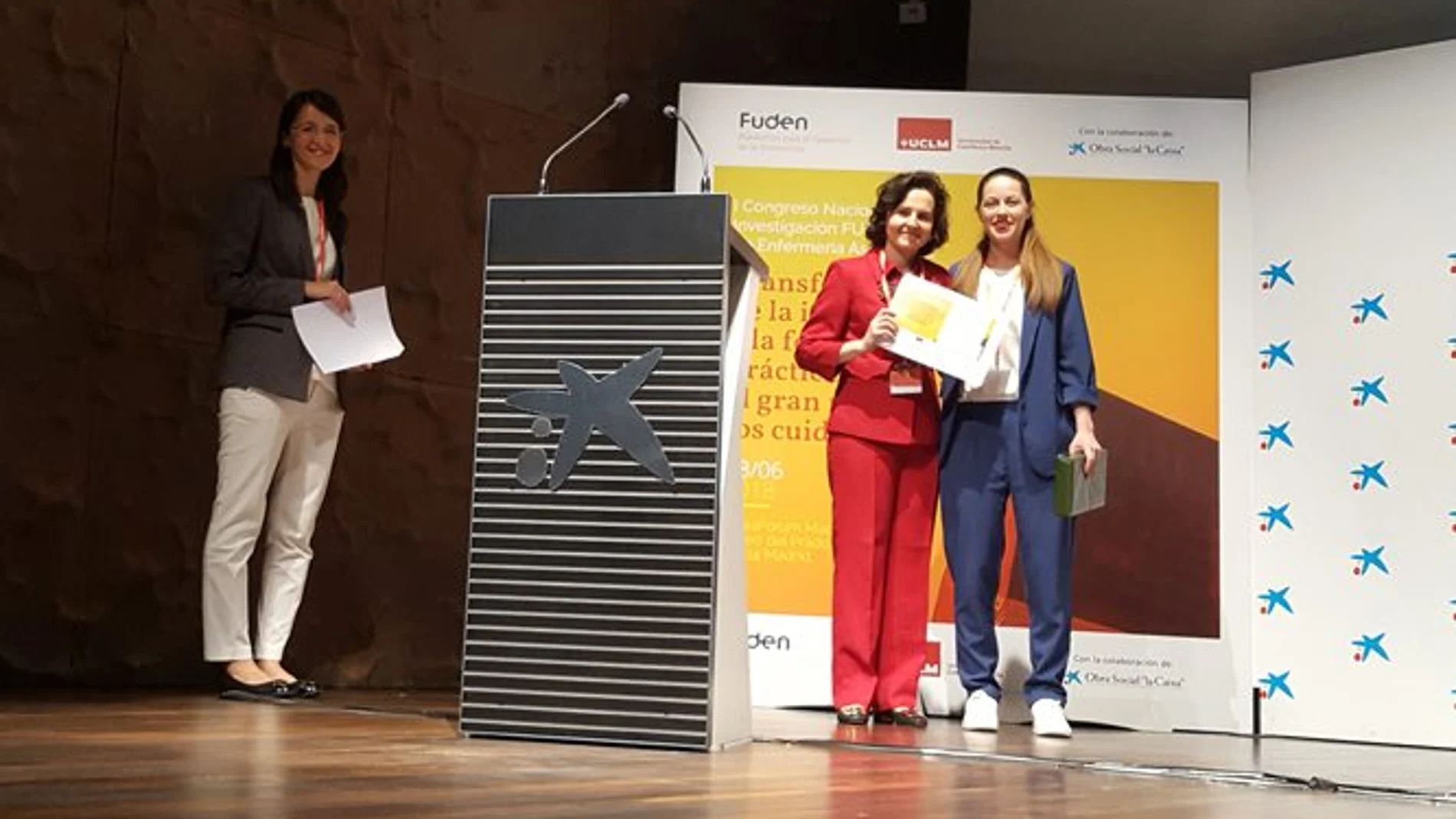 La vicedecana de la UCAV Mercedes Sánchez entrega el galardón