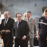 Francois Hollande a su llegada al portaaviones