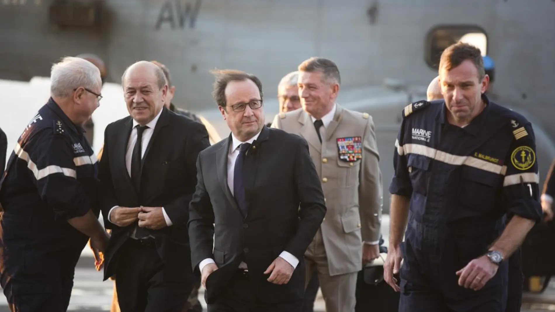 Francois Hollande a su llegada al portaaviones