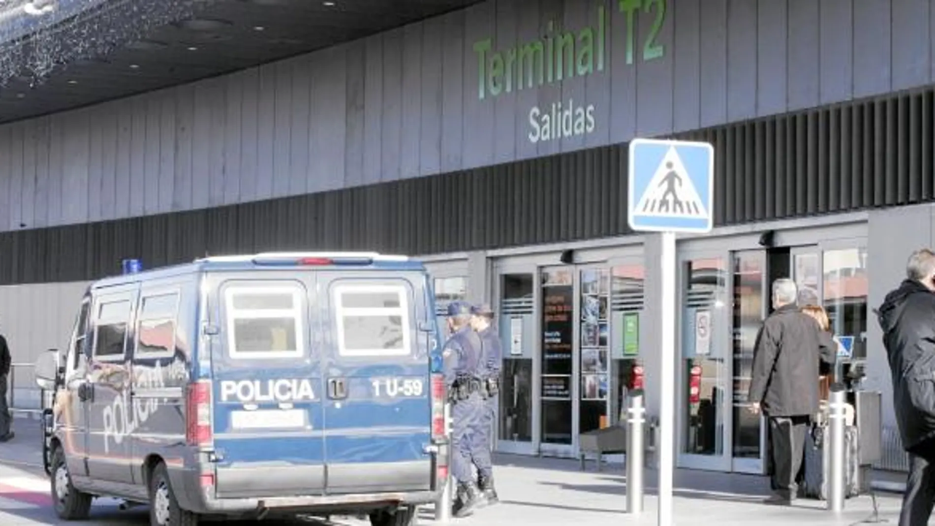 La Policía Nacional custodiaba ayer la Terminal 2 del aeropuerto de Madrid-Barajas