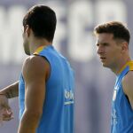 Los jugadores del FC Barcelona, Luis Suárez y Leo Messi, charlan durante la sesión de entrenamiento en la ciudad deportiva Joan Gamper