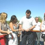 El consejero Ballesta y la alcaldesa Conesa, en el tradicional corte de la cinta para inaugurar la nueva vía