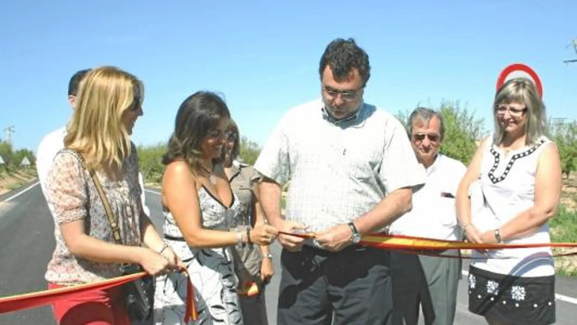 El consejero Ballesta y la alcaldesa Conesa, en el tradicional corte de la cinta para inaugurar la nueva vía