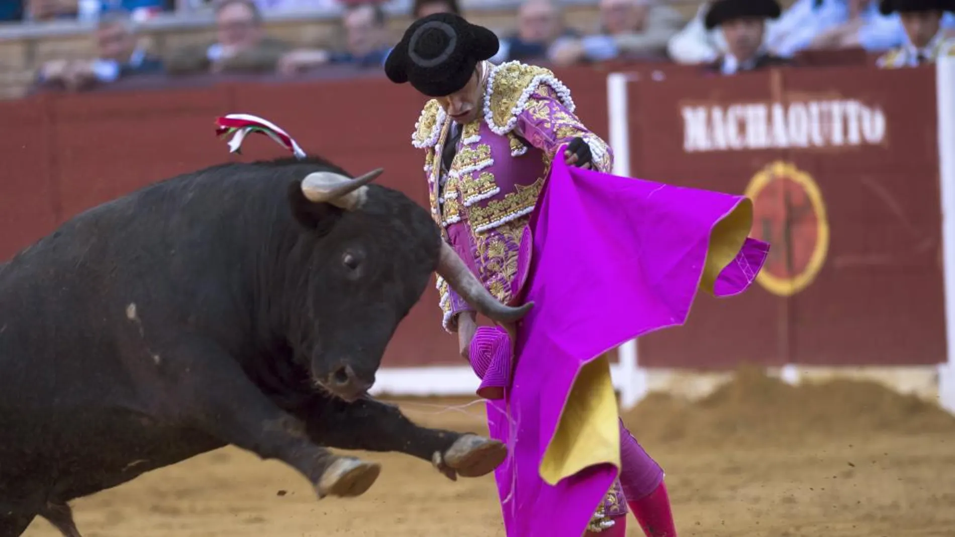 Talavante recibiendo con el capote a uno de sus dos toros en Córdoba