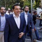 El primer ministro griego, Alexis Tsipras tras el encuentro con líderes de otras formaciones políticas en Atenas