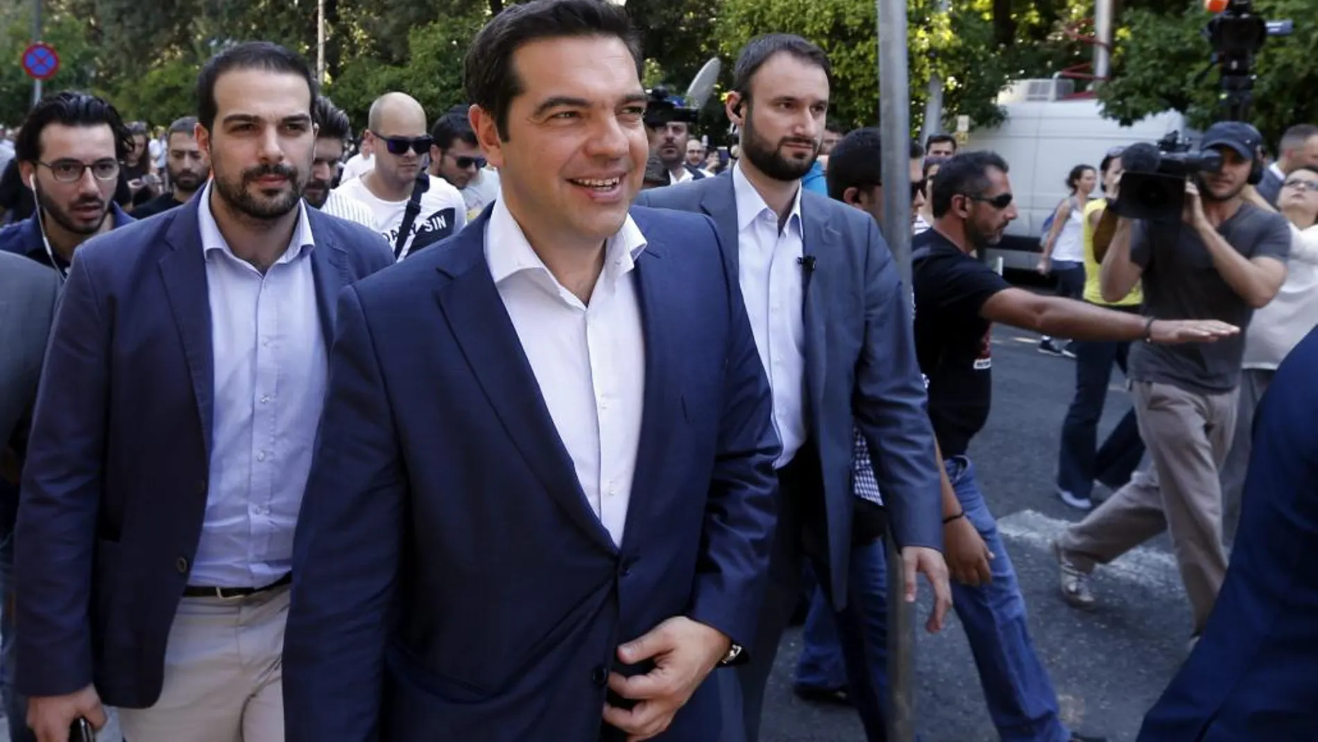 El primer ministro griego, Alexis Tsipras tras el encuentro con líderes de otras formaciones políticas en Atenas