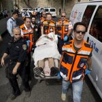 Médicos israelíes atienden a unas de las víctimas en Jerusalén