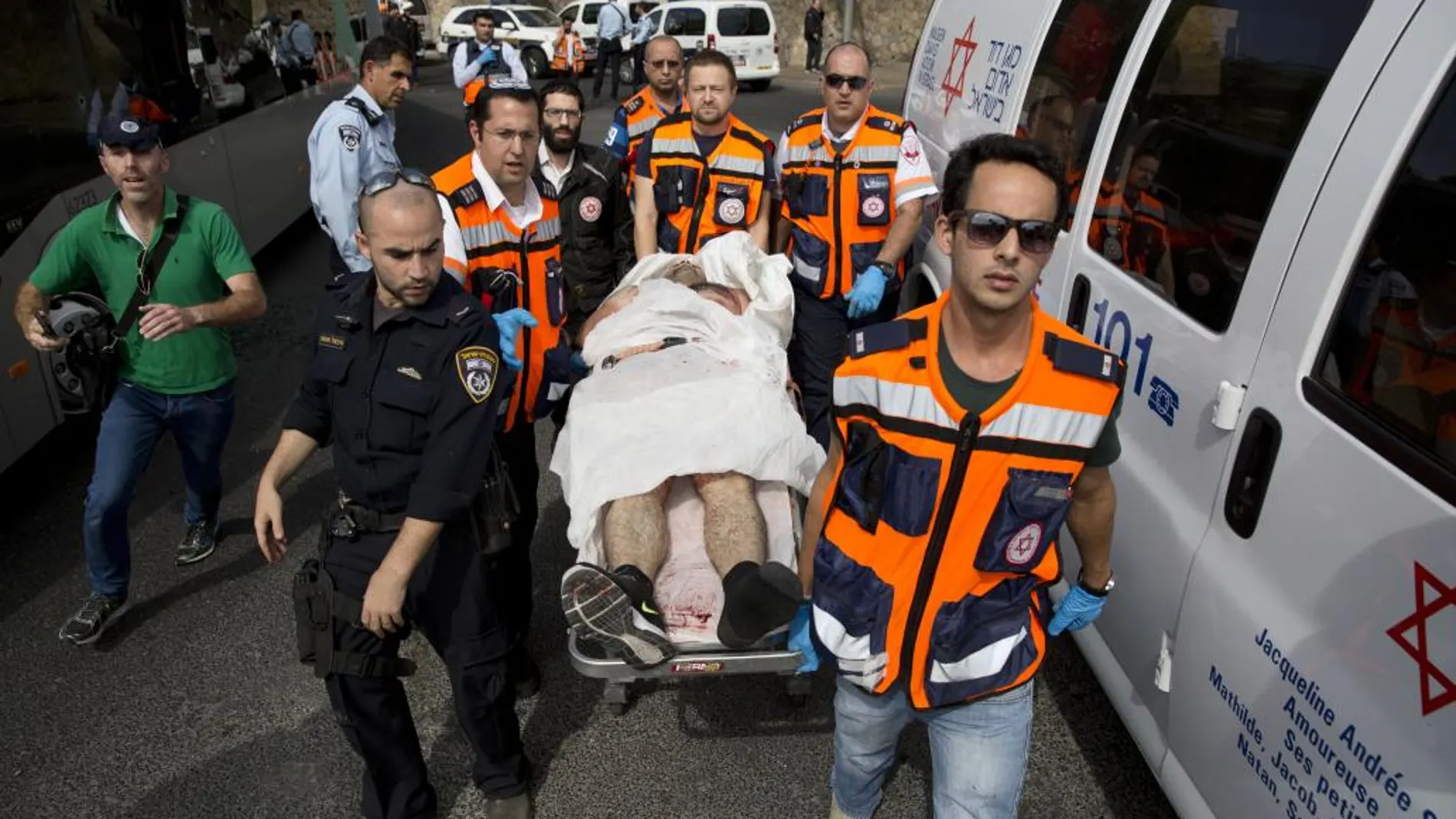 Médicos israelíes atienden a unas de las víctimas en Jerusalén